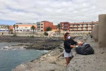 Limpieza de la escollera sur del muelle de Taliarte (Foto Pedro Martel/Wendy Cruz)
